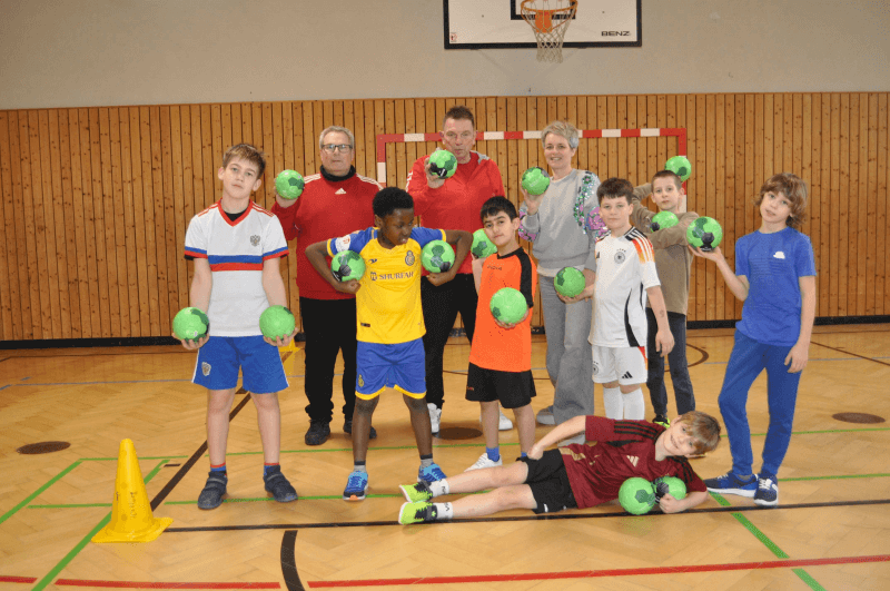 Eine fröhliche Gruppe von Kindern und Erwachsenen posiert für ein gemeinsames Foto.